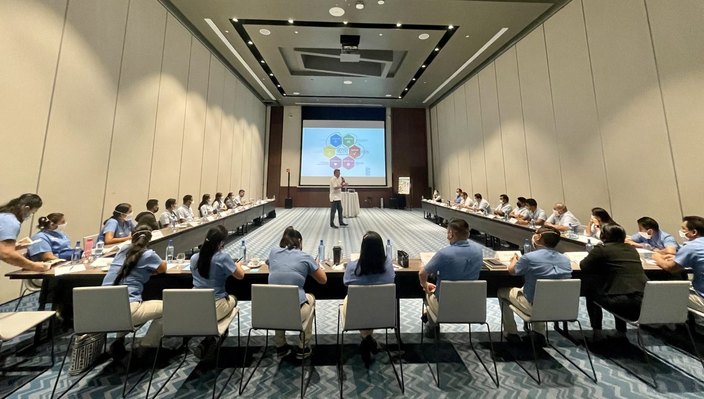 Raúl Castro leading a leadership session with a hotel team